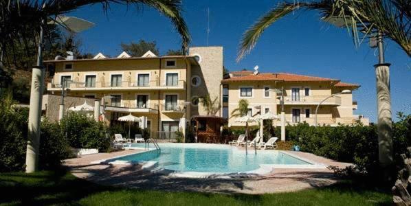 Levante 4*